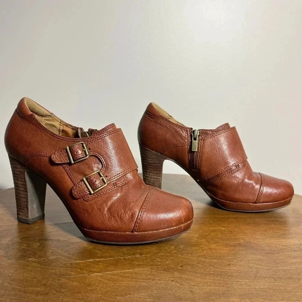 Clarks Artisan 7.5M brown buckle booties